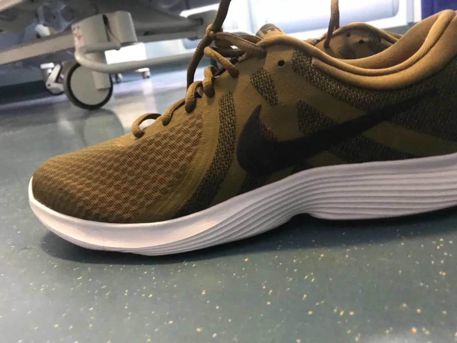 Nike Revolution 4 scarpe corsa uomo traspiranti