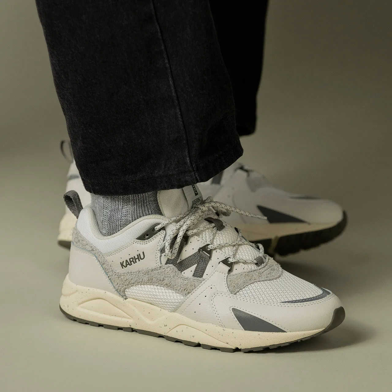 Karhu Fusion 2.0 scarpe Blanc de Blanc Hematite camoscio