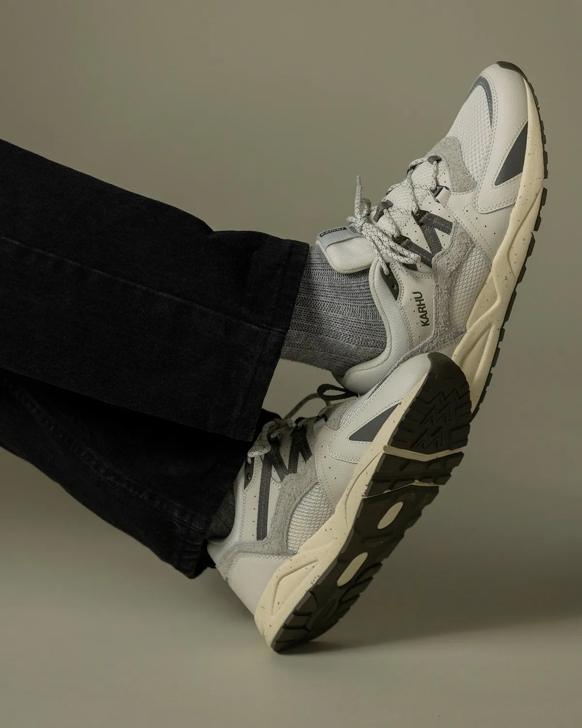 Karhu Fusion 2.0 scarpe Blanc de Blanc Hematite camoscio