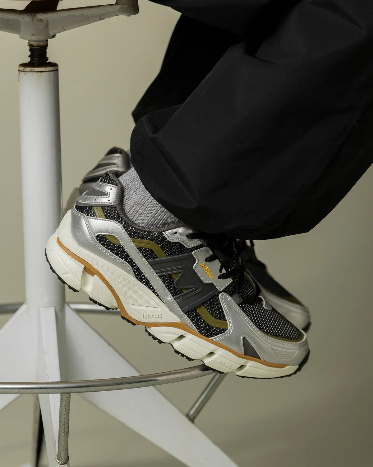 Karhu Super Fulcrum sneakers silver gull gray stabili