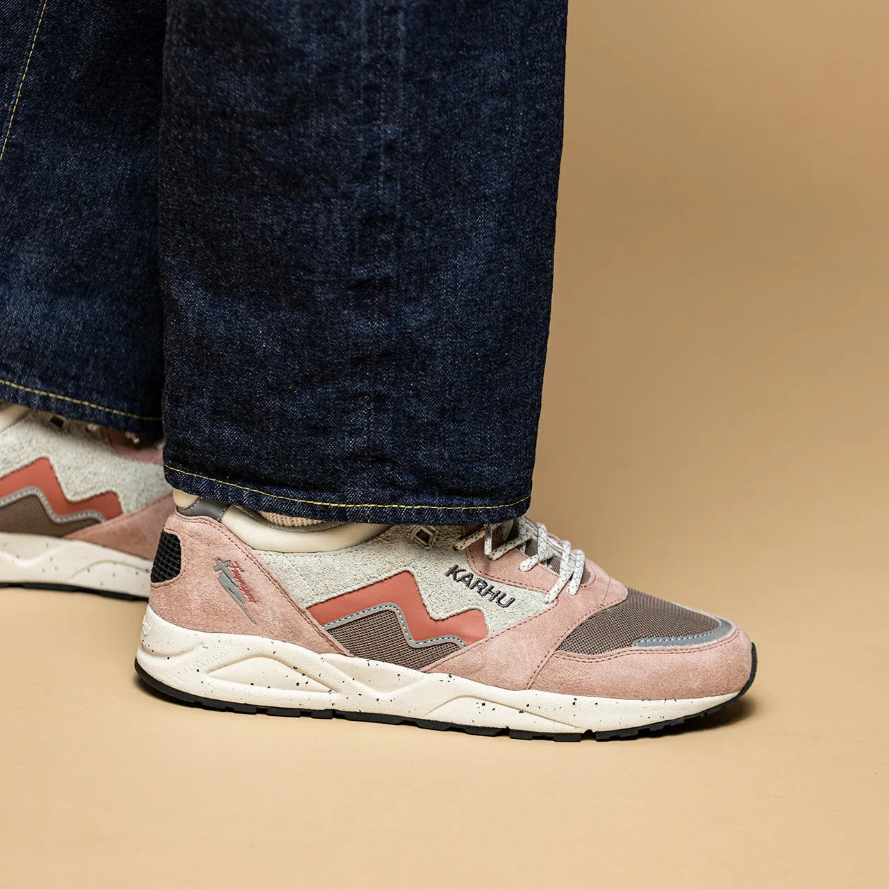 Karhu Aria 95 sneakers adobe rose camoscio