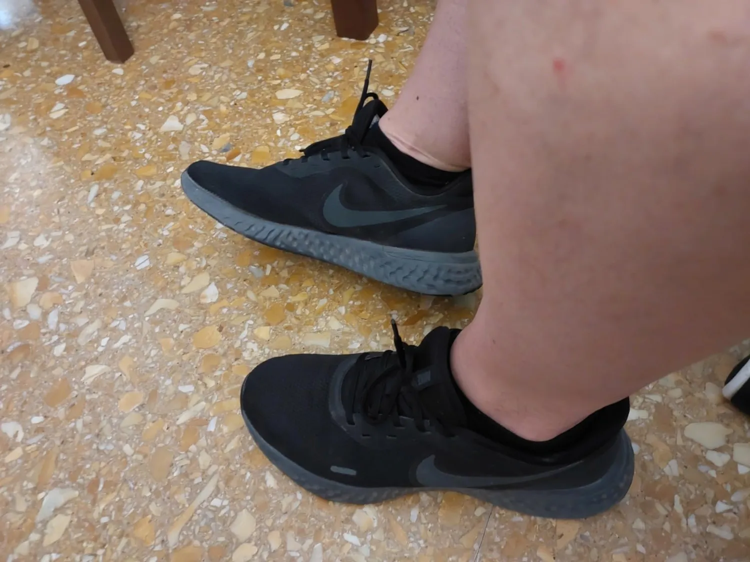 Nike Revolution 6 scarpe running uomo nere 44